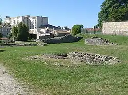 Angle sud-est de la palestre (arrière-plan à droite).