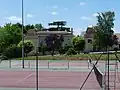 Courts de tennis municipaux devant le château.