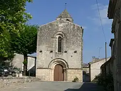La façade de l'église.