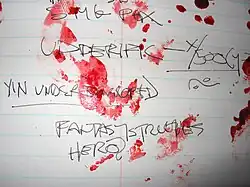 Page de carnet couverte de notes manuscrites et de faux sang.