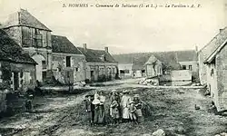 carte postale ancienne en noir et blanc représentant une cour de ferme et des personnages en pose