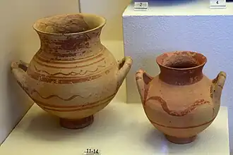 Amphorisques d'époque submycénienne (v. 1050-1025 av. J.-C.), Athènes. Musée archéologique du Céramique.