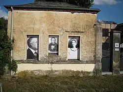 Pavillon d'entrée de la sucrerie de Francières construit en 1829. Bâtiment en briques recouvert d'un crépi jaune. Sur les fenêtres, portraits de trois dirigeants de la sucrerie.