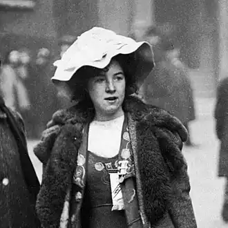 Mabel Capper en 1912, avec sa médaille et sa broche Holloway