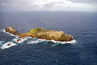 Vue aérienne de Sula Sgeir depuis l'ouest.