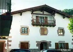 Vue sur une maison navarraise à Sunbilla.