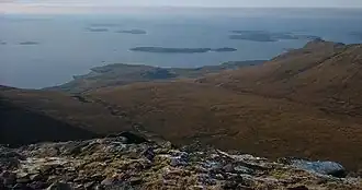 Les îles Summer vues vers le sud-ouest depuis le Ben Mor Coigach : Tanera Mòr est la plus grande des îles sur la droite.