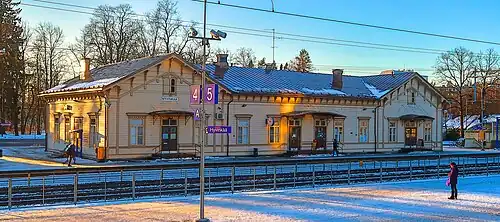 Vue sur la gare et les voies.