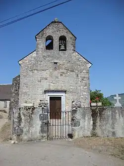 L'église de Sunhar ; au sommet, une stèle discoïdale est visible.
