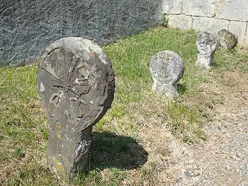 Stèles discoïdales au cimetière de Sunhar.