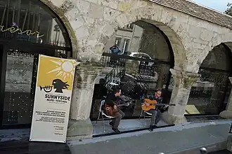 Détail de la façade de l'ancienne salle, Nitcho Reinhardt et Christophe Lartilleux.