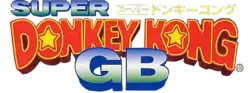 Super Donkey Kong GB est marqué sur trois lignes, en lettres rouges bordées de jaune et en bleu dégradé de vert. Donkey Kong Country est également inscrit en japonais sur le haut du logo.