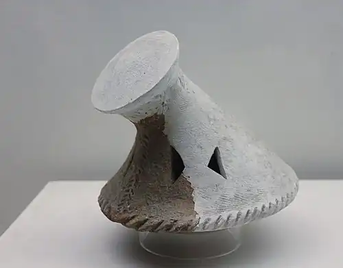 Support en terre cuite permettant de soutenir un récipient, éventuellement au-dessus du feu. Musée Provincial du Hunan