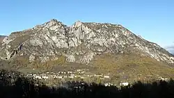 Vue sur le village et le massif du Sédour.
