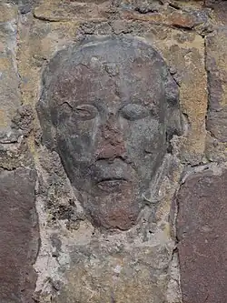 Ancienne ferme, 9 rue de l'Église, relief « Tête » encastré dans le mur.