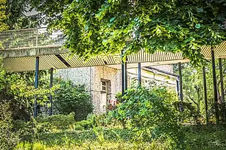 Galerie entre les pavillons.