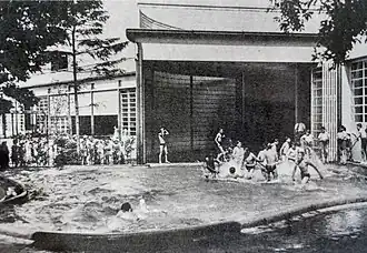 Jeux dans un bassin.