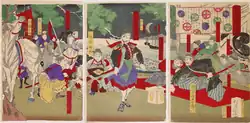 Gravure en couleur représentant un officier samouraï en tenue traditionnelle et sa suite faisant face, l'air sévère, à deux officiers assis sur un tapis rouge qui semblent se dire quelque chose à voix basse. En arrière-plan, une baie où mouillent trois voiliers éclairée par une demi-lune.