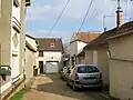 Avec la transformation de Survilliers en village ouvrier, l'habitat du centre ancien s'est densifiée et de multiples venelles privées ont vu le jour dans la Grande Rue et la rue Pasteur.