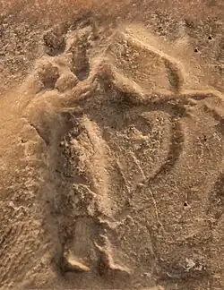 Le roi-prêtre guerrier tirant à l'arc, détail d'une empreinte de sceau de Suse. Musée du Louvre.