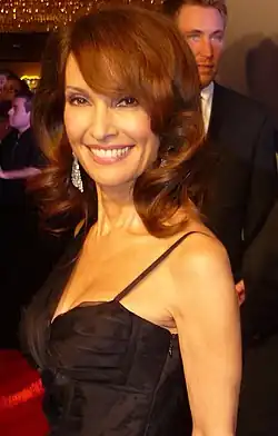 Susan Lucci interprète Genevieve Delatour.
