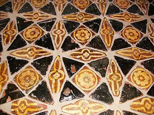 Détail d'un pavage verni ancien (XIIIe&nbsp;siècle).