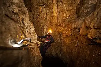 Main courante sur une vire du ponor de Suvi, Monts Miroč, nord-est de la Serbie.