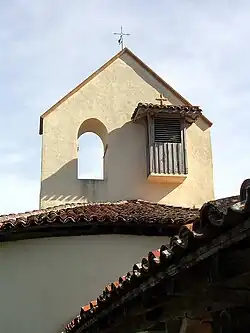 Clocher-mur de l'église Saint-Jean-Baptiste de Suzan.