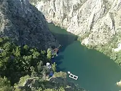 Le lac vu depuis le sommet du canyon