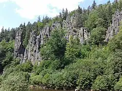 Vue partielle des rochers de Svatoš en juillet 2013.