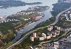 Värmdöleden devant Svindersviken et Alphyddan à Nacka.