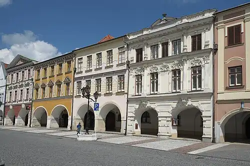 Place de la Paix : galerie sous arcades.