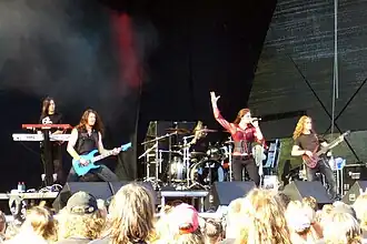 Image deux cinq membres d'un groupe jouant devant un public