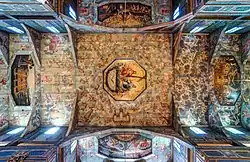 Assemblage de carrés, de rectangles et autres polygones décorés.