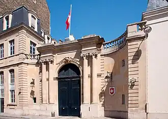 Ambassade à Paris, à deux pas des Invalides, rue de Grenelle.