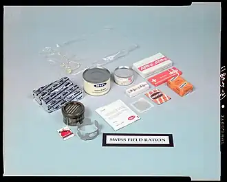 Ration militaire de l'armée suisse, avec une conserve Hero et Roco, soupe lyophilisée Maggi, réchaud Sterno, paquets de biscuit militaire de l'Armée suisse, du chocolat militaire suisse et de l'Ovomaltine