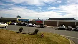 Description de l'image Sylvan Hills High School exterior.jpg.