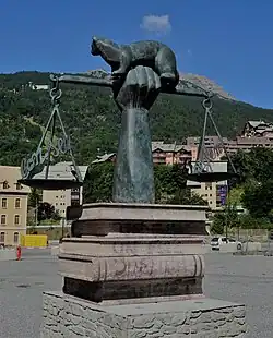 Symbole devant la médiathèque