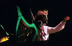 Stivell derrière sa harpe avec une cornemuse dans les bras