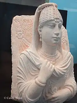 Portrait funéraire d'une dame de Palmyre. Calcaire.IIe ou IIIe&nbsp;siècle EC.Musée archéologique de Palmyre
