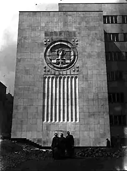 L'aigle de Szukalski dans l'immeuble de bureaux pour handicapés à Katowice, 1938-1939 (le bas-relief a été détruit pendant la Seconde Guerre mondiale)