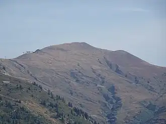 Vue du versant français de la tête de Balme depuis la vallée de Chamonix au sud-ouest.