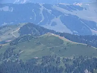 La tête du Torraz et le Christomet au second plan sur la gauche depuis la pointe de Merdassier.