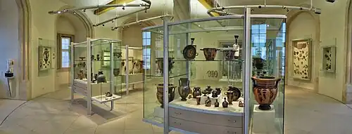 Vitrines d'exposition d'objets d'archéologie classique (dont deux cratères).