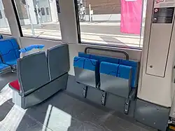 Strapontins contre les parois des voitures.