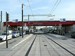 La ligne passe sous l'infrastructure ferroviaire de la Grande Ceinture, doublée par les voies du T11.