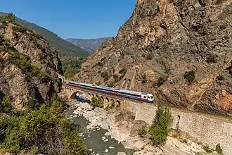 Un train sur la Irmak-Zonguldak demiryolu&nbsp;(tr) traverse la rivière de Filyos entre Bolkuş et Karabük. Décembre 2022.