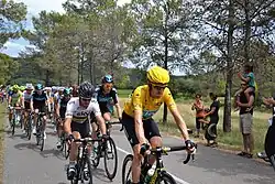 Passage du peloton au Pic Saint-Loup sur la D1 (km 120).