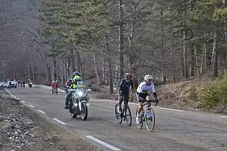 Derrière Iván Sosa, Julian Alaphilippe et Egan Bernal creusent un léger écart.