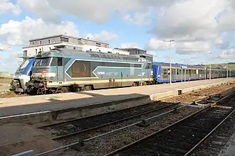 Deux TER à quai, avec un X 76500 Bombardier Transport, derrière une rame réversible régionale attelée à une BB 67400, en novembre 2013.